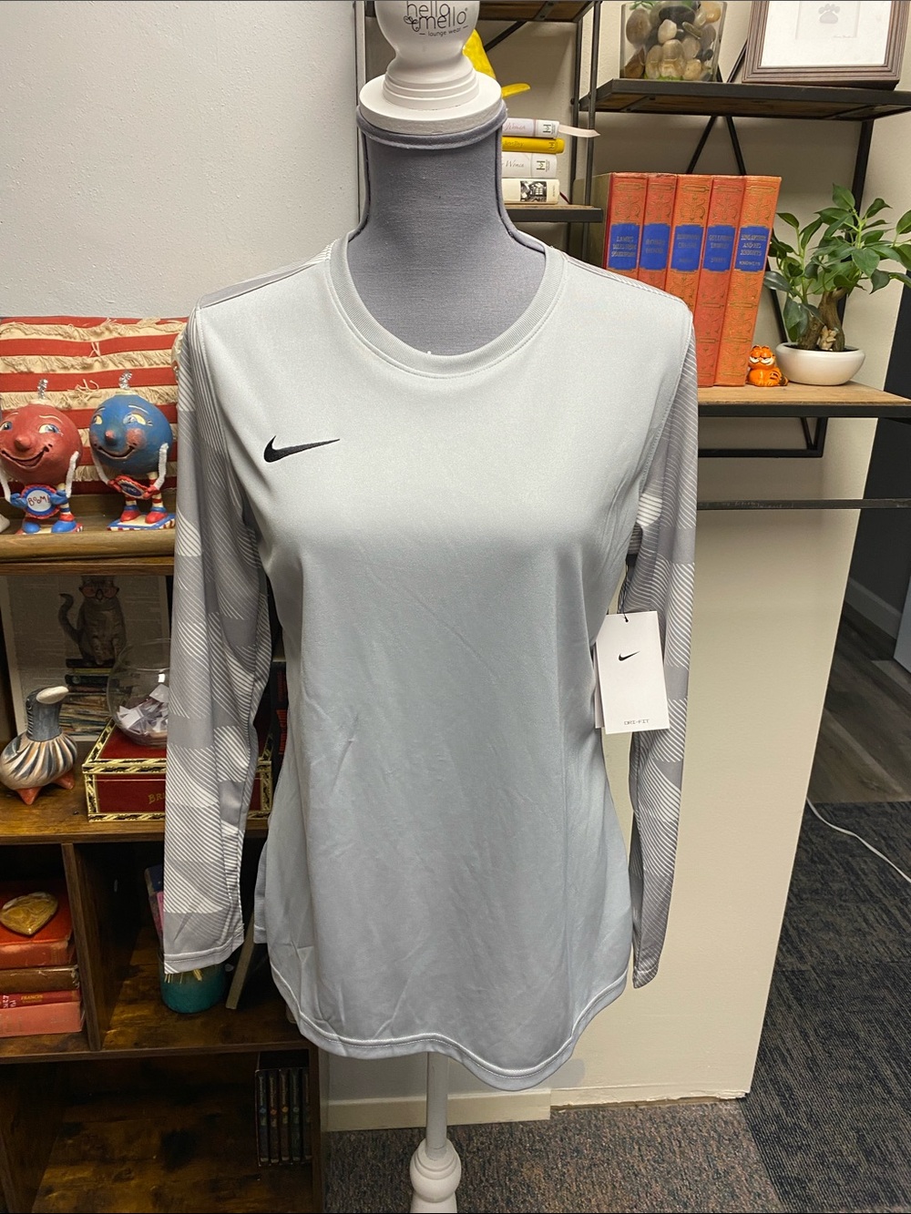Nike Women’s Long-Sleeve Performance Top in Light Gray with Patterned Sleeves.